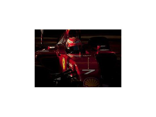 Raikkonen a bordo de su Ferrari antes de partir.
