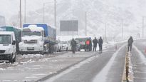 Cristo Redentor: los camioneros reclamaron y podría reabrir. Miles de camiones esperan para pasar a Chile.