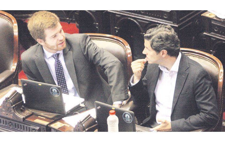 Punteo. Nicolás Massot y Luciano Laspina chequean votos en la sesión.