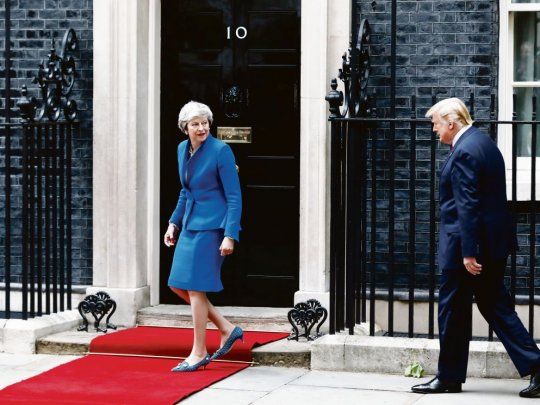 camino. Theresa May conduce a Donald Trump hacia la residencia oficial de los primeros ministros británicos, en Downing Street número 10. 