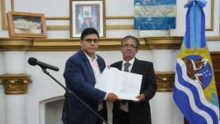 Claudio Vidal junto a Juan Mata, quien fue echado del Ministerio de Trabajo de Santa Cruz. Claudio Vidal junto a Juan Mata, quien fue echado del Ministerio de Trabajo de Santa Cruz.