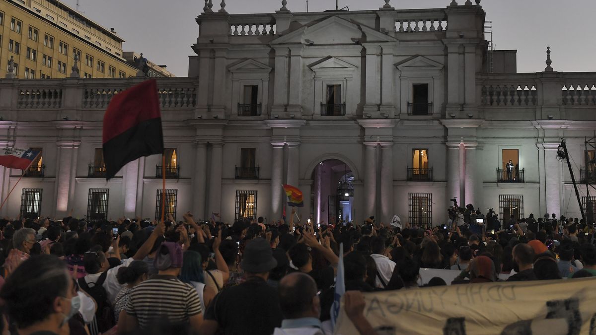 a crowd received Boric when he entered the Palacio de La Moneda