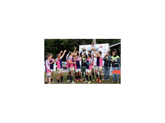 Dale campeón, dale campeón. Los Tilos, con una camiseta no tradicional, se llevó la copa en Ushuaia.