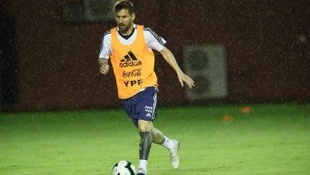 Lionel Messi y la pelota, una sociedad que quiere hacer historia en Brasil.