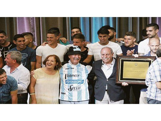 Gesto. Schiaretti, en un homenaje ayer al ascendido Racing de Nueva Italia. En paralelo, dio otro paso para cumplir con el Pacto Fiscal con Nación.