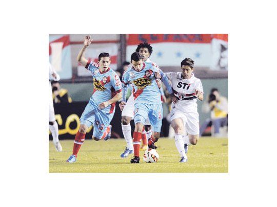 Jorge Ortiz abrió el marcador con un zapatazo. Arsenal logró un triunfo histórico ante San Pablo y se puso en carrera para seguir en la Copa Libertadores.