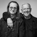 Geddy Lee y Alex Lifeson vuelven con Rush a la Argentina. Geddy Lee y Alex Lifeson vuelven con Rush a la Argentina.