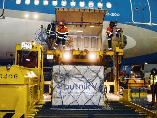 Carguero. Argentina cargó ayer en Moscú el Airbus A 330 con 300.000 vacunas Sputnik. Llegan hoy.&nbsp;