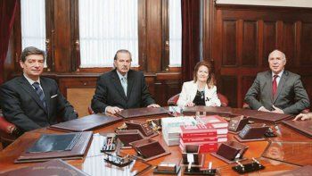 cuarteto. A las 7 de la mañana, los jueces Ricardo Lorenzetti, Elena Highton de Nolasco, Juan Carlos Maqueda y Horacio Rosatti -que debió volver del sur de urgencia- pactaron tratar en paralelo al juicio 9 recursos en queja.&nbsp;