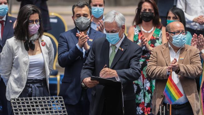 El presidente Sebastián Piñera promulgó la ley de matrimonio igualitario en Chile.
