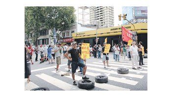 Vecinos de la avenida Paseo Colón, en San Telmo, que se encuentran afectados por una intimación de desalojo anticiparon que manifestarán la semana próxima en el momento en que Mauricio Macri inaugure las sesiones ordinarias de la Legislatura porteña.