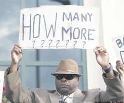 El video difundido por el diario The New York Times muestra el momento en el que el policía Michael Thomas Slager le dispara por la espalda a Walter Scott, después de resistirse a recibir una multa de tránsito.