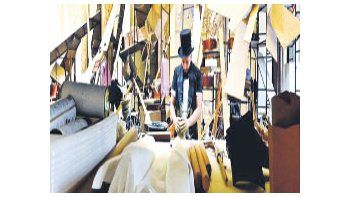 ámbito.com | Laura Lima montó su muestra “El mago desnudo” tras una colecta que invitaba a la gente a llevar al museo toda clase de objetos viejos: herramientas, pinceles, papeles, revistas, lámparas, muebles de todo tipo, escobas, latas, frascos, mesas de trabajo par