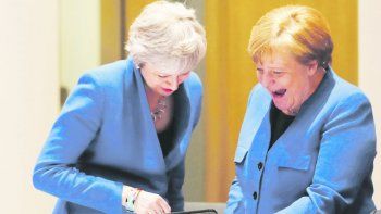 comprensión. La canciller alemana, Angela Merkel, se mostró cercana a la premier británica, Theresa May, en la cumbre extraordinaria de la UE. El francés Emmanuel Macron parecía a punto de perder los estribos.