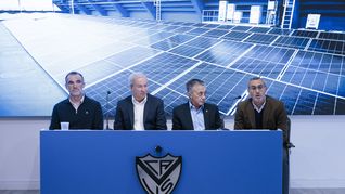 El presidente de Vélez Fabián Berlanda y el vice 3ª Nelson Pugliese junto a las autoridades de Corven, la empesa encargada de la instalación de los paneles que generan luz solar para el club. El presidente de Vélez Fabián Berlanda y el vice 3ª Nelson Pugliese junto a las autoridades de Corven, la empesa encargada de la instalación de los paneles que generan luz solar para el club.