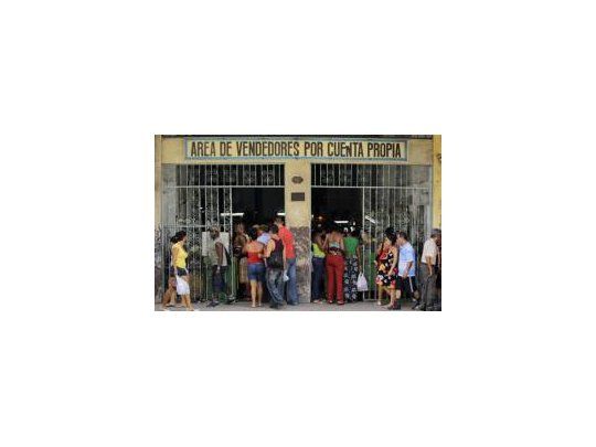 El Gobierno cubano se propone suprimir en seis meses 500.000 empleos de las abultadas plantillas estatales.