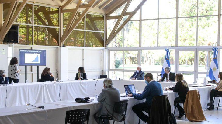 Alberto junto al comité de expertos en Olivos.