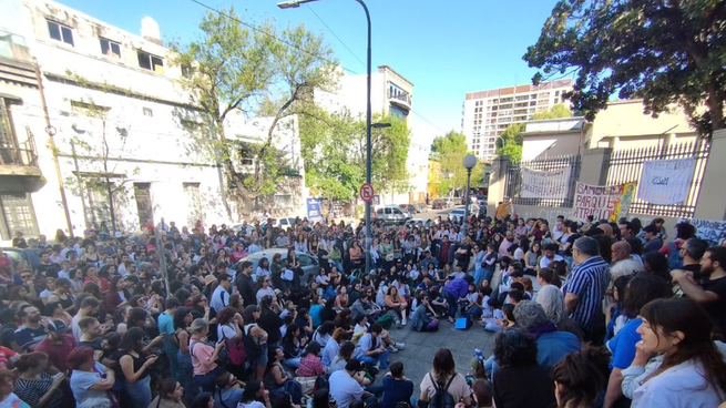 El Hospital Laura Bonaparte se encuentra tomado por sus trabajadores.