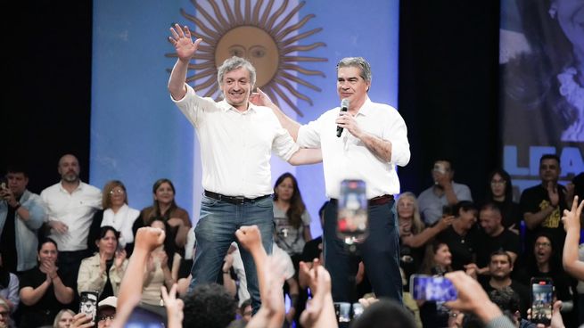 Máximo Kirchner y Jorge Capitanich en el acto en Resistencia.