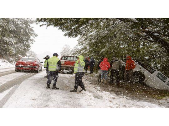 Accidente. La fuerte tormenta de viento y nieve en el Valle de Río Negro generó importantes accidentes en las rutas de la provincia.