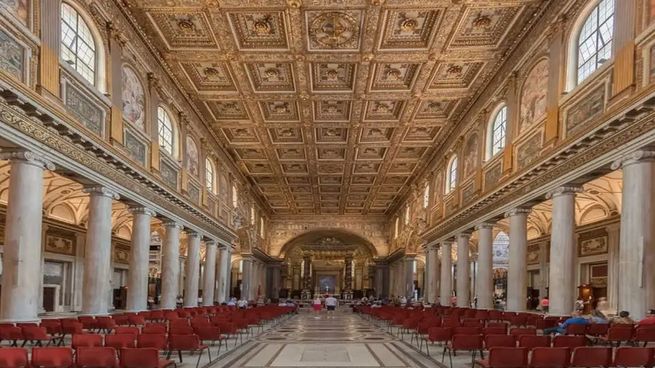 La Basílica de Santa María la Mayor está a 100 metros de la embajada argentina.