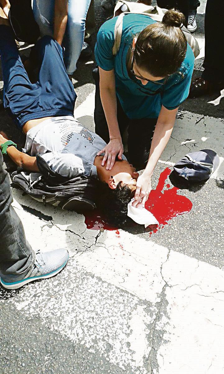 Poco antes, en Caracas, Carlos Moreno había recibió un balazo en la cabeza.