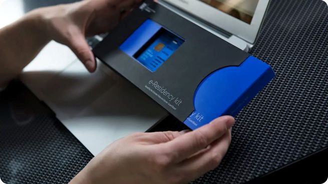 El kit de E-Residency incluye la tarjeta del programa con la que los emprendedores podrán indentificarse.