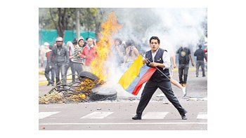 ámbito.com | Los simpatizantes de Rafael Correa fueron duramente reprimidos por la Policía sublevada en Quito cuando intentaron sacar al mandatario del hospital en el que estaba recluido.