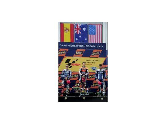 Casey Stoner festeja en lo más alto del podio catalán.