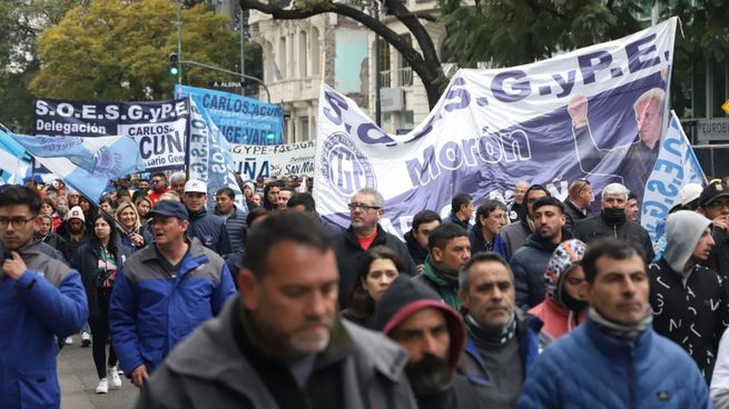 Las actividades más numerosas tuvieron una pérdida del orden del 4% como son los casos de los empleados de comercio, la construcción y los metalúrgicos.