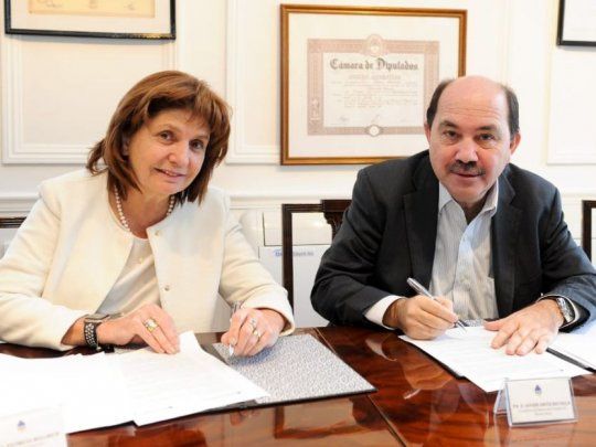 La ministra de Seguridad, Patricia Bullrich, y el presidente de Banco Ciudad, Javier Ortiz Batalla.