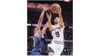Tony Parker lanza ante la marca de Antoine Wright.