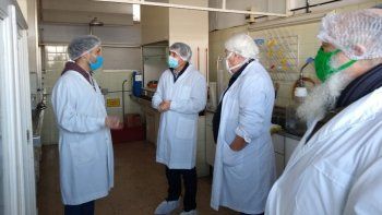 Bruno Di Mauro, presidente de Farmacoop, durante la visita del ministro de Desarrollo Social, Daniel Arroyo, y el Director Nacional de Empresas Recuperadas, Eduardo Murúa.&nbsp;