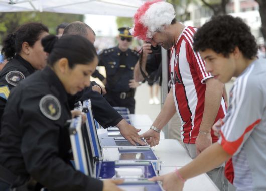 Los hinchas de River se acercaron en gran número al estadio y dejaron sus huellas digitales en la entrada.