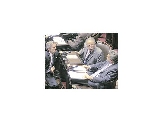 La peronista Graciela Camaño acompañó alkirchnerismo en las votaciones del miércoles en laCámara de Diputados. Agustín Rossi conversó en elrecinto con los bonaerenses Felipe Solá y Carlos«Cuto» Moreno antes del tratamiento deladelantamiento de la hora y tras fracasar en elintento de aprobar el reordenamiento ferroviario. Elsantafesino Jorge Obeid siguió lasesión distendido.