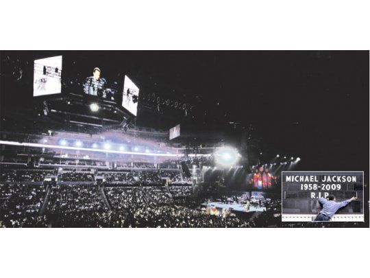 El pastor Lucious Smith celebra el servicio fúnebre a Jackson, en el Staples Center de Los Angeles. Al lado, los Andrae Crouch abren con su canto la ceremonia.