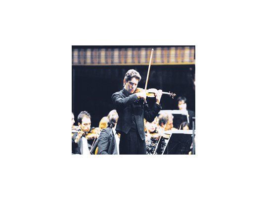 Tras un comienzo algo dubitativo, el joven violinista ruso Alexander Scherbakov cumplió una performance de muy buen nivel el sábado en el 8° Festival Internacional de Ushuaia.