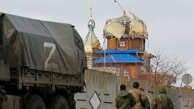 Una tropa de soldados rusos patrulla Donetsk.