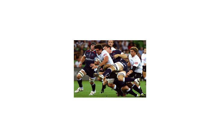 ámbito.com | Una topadora. Ryan Kankowski arrasa a pesar del doble tackle de los Melbourne Rebels.