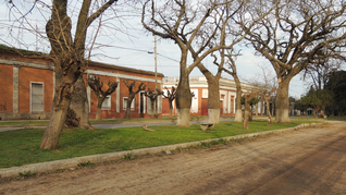 Calles de tierra, construcciones pintorescas y espacios verdes que invitan a recorridas tranquilas.