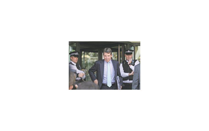 El ex CEO del legendario banco británico Barclays, Bob Diamond, se presentó ayer ante un comité del Parlamento por el escándalo del maquillaje de la tasa Libor.