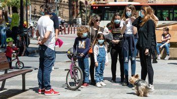 Tras casi mes y medio de confinamiento, niños de hasta 14 años de edad juegan y pasean junto a sus padres por primera vez en Barcelona desde que fue decretado el estado de&nbsp; alarma en España el 14 de marzo pasado.