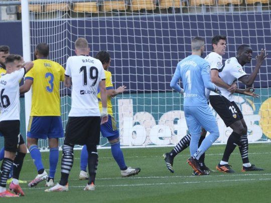Nunca más. El defensor de Valencia Mouctar Diakhaby recibió insultos racistas del futbolista de Cádiz Juan Cala y dejó la cancha.