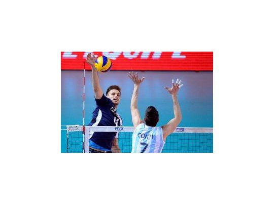 Facundo Conte intenta frenar un avance francés. Argentina estuvo cerca de la clasificación en Montpellier. (Foto www.feva.org.ar).