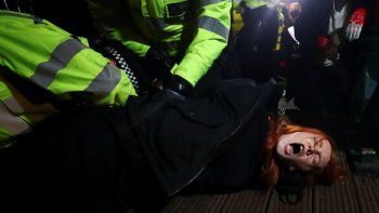 La policía de Londres reprimió una vigilia por el femicidio de Sarah Everard.