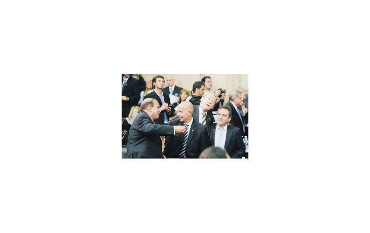 ámbito.com | Festejos entre las bancadas: José María Díaz Bancalari abraza al fueguino Rubén Sciutto, mientras Carlos Kunkel y Andrés Larroque supervisan a las barras de La Cámpora.