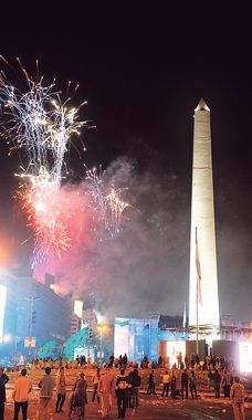 Fuegos artificiales cerraron ayer a la madrugada los festejos del Bicentenario