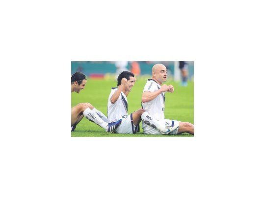 Santiago Silva seguido por Maxi Moralez y el «Burrito» Martínez reman para festejar el primer gol. Vélez es único puntero y gran candidato.