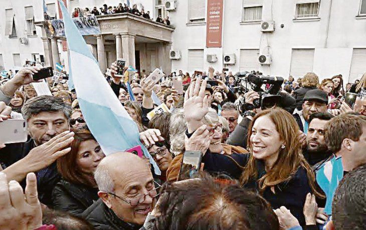 Marcha. Vecinos y militantes se acercaron a la Plaza de Morón para respaldar la candidatura a la reelección de María Eugenia Vidal.