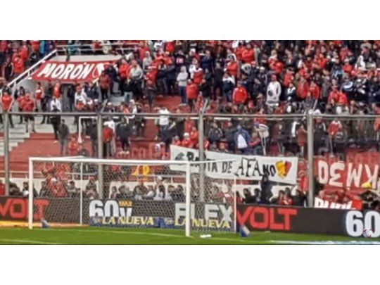 La tribuna Sur del estadio Libertadores de América fue el escensario del conflicto en el que la policía reprimió a los hinchas tras un enfrentamiento por una bandera contra la Asociacióndel Fútbol Argentino (AFA).
